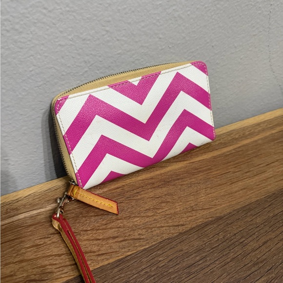 Dooney & Bourke Pink and Cream Chevron Wristlet - Picture 2 of 7
